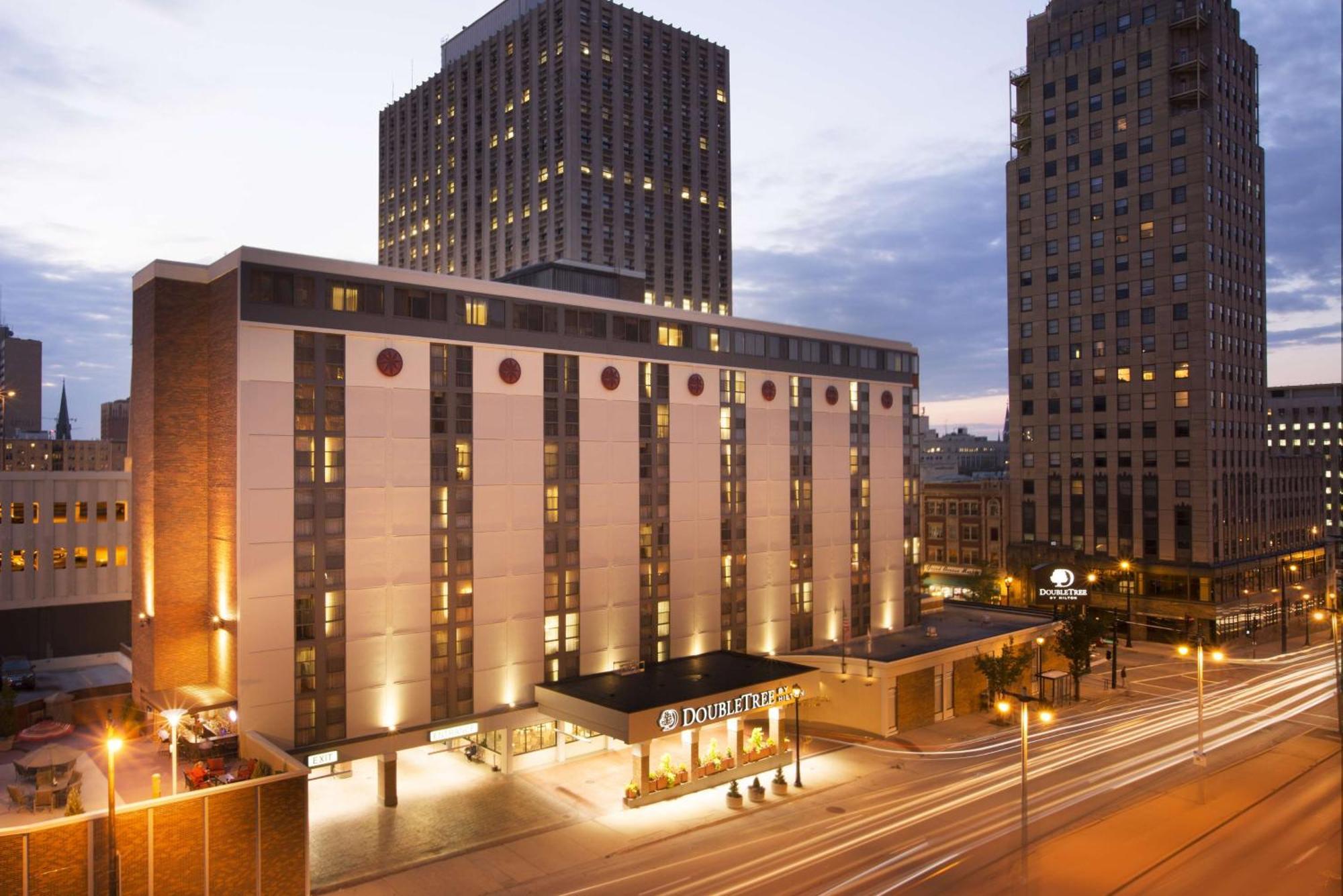 Doubletree By Hilton Milwaukee Downtown Hotel Exterior foto